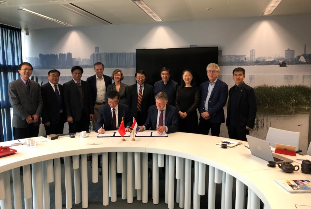 The signing ceremony of the PhD programme between WUR (Rector Magnificus Arthur Mol) and the Chinese Agricultural University (president Sun Qinxin) in 2018. Standing behind Sun Qinxin: Carolien Kroeze and to her right: Fusuo Zhang. Photo: Xiaoyong Zhang