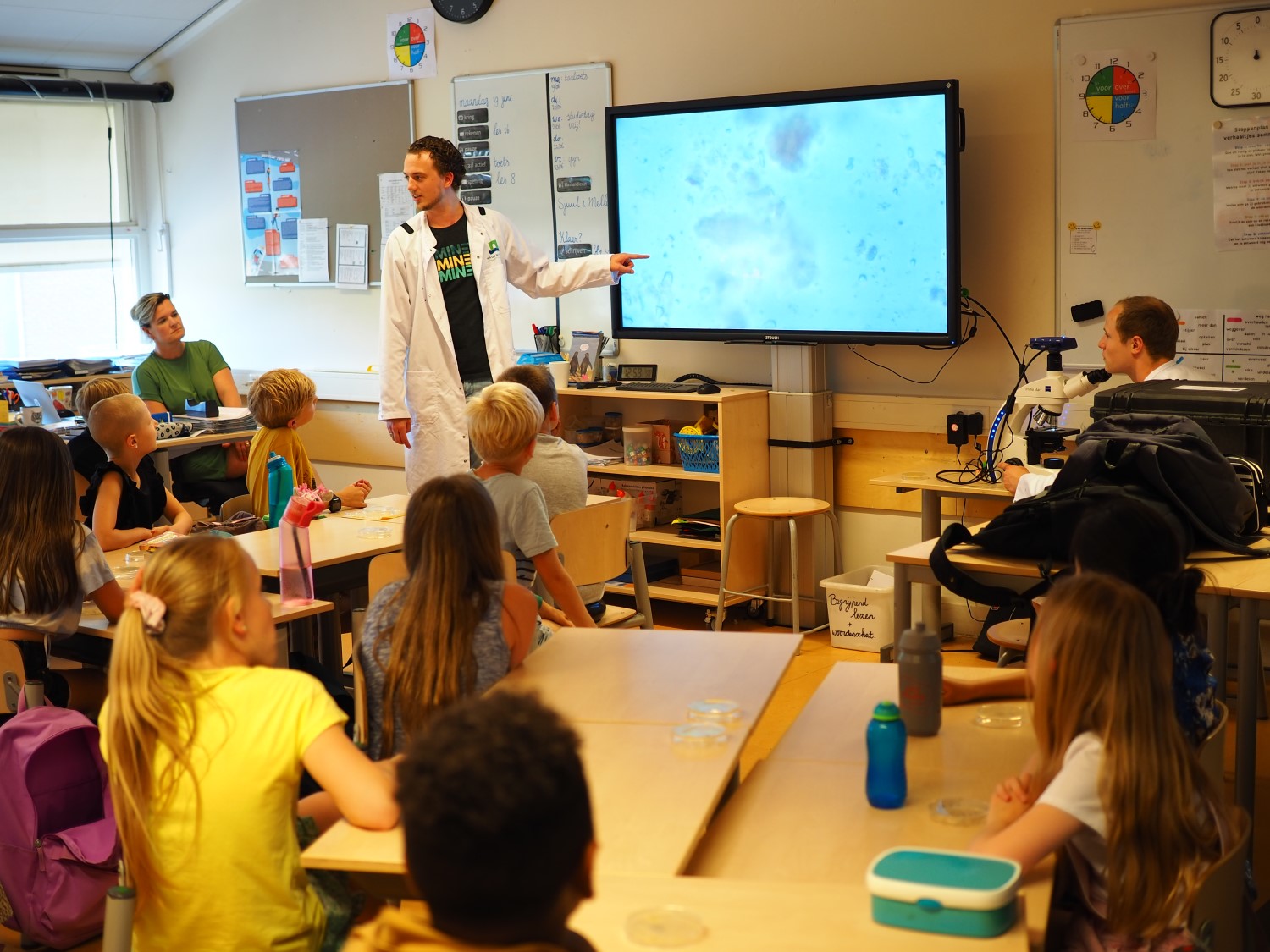 Het iGEM-team geeft biologieles op een basisschool.