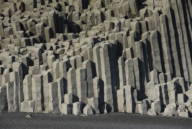 Basaltgesteente komt veel voor als ‘zuilen’ en wordt onder andere gebruikt om steenwol van te maken. Bron: Valery Kraynov/Shutterstock.com