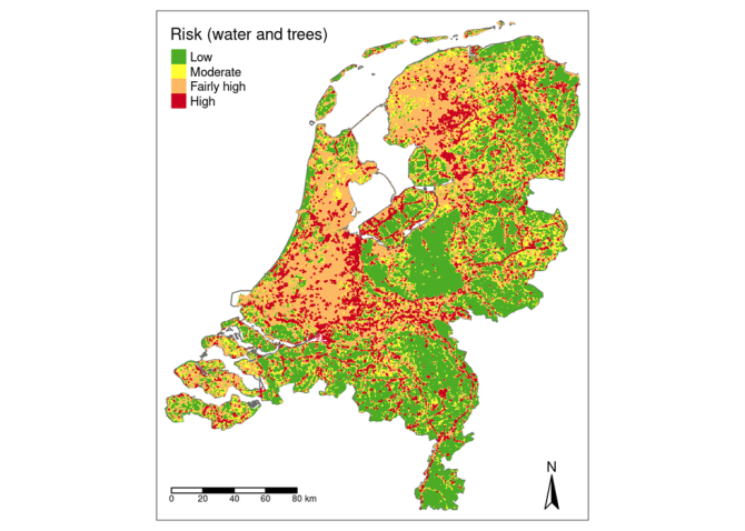 Figuur 2. De mate van HPAI-besmettingsrisico op pluimveebedrijven in relatie tot de hoeveelheid wateroppervlak en de hoeveelheid bos/bomen in een radius van 500 m van een pluimveebedrijf (risico laag (low): wateroppervlak < 2.2 ha onafhankelijk van oppervlakte bos/bomen of wateroppervlak 2.2 – 3.2 ha in combinatie met oppervlakte bos/bomen ≥ 0.1 ha; risico middelmatig (moderate): wateroppervlak 2.2 - 3.2 ha in combinatie met oppervlakte bos/bomen < 0.1 ha of  wateroppervlak 3.2 – 4.5 ha in combinatie met oppervlakte bos/bomen≥ 0.1 ha; risico verhoogd (fairly high): wateroppervlak 3.2 – 4.5 ha in combinatie met oppervlakte bos/bomen < 0.1 ha of wateroppervlak ≥ 4.5 ha in combinatie met oppervlakte bos/bomen ≥ 0.1 ha; risico hoog: wateroppervlak ≥ 4.5 ha in combinatie met oppervlakte bos/bomen < 0.1 ha).