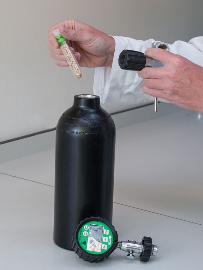 The system used for EPPO seed storage tests. A perforated tube with seeds is placed in a steel SCUBA tank. The tank is filled with 200 bar compressed air to increase the partial oxygen pressure.