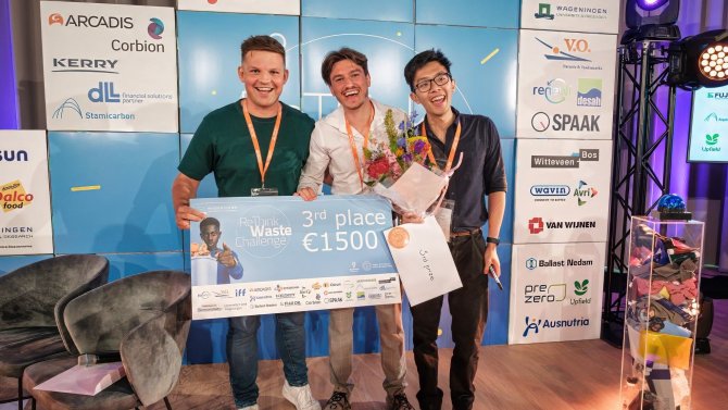 De drie winnaars van de derde plaats van de Rethink Waste Challenge staan op de foto met hun cheque van 1500 euro