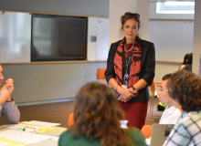 Louise O. Fresco talking with students in a classroom
