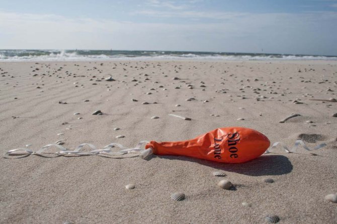 Ook Britse ballonnen bereiken vaak het Texels strand: hier bijv die van de Britse schoenenleverancier ‘ Shoe Zone’.
