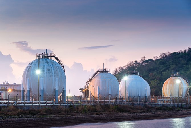 These storage tanks contain natural gas, currently still an important source of energy and CO2 for greenhouse horticulture. However, since natural gas is a finite resource, alternatives must be found. Source: tonton/Shutterstock.com