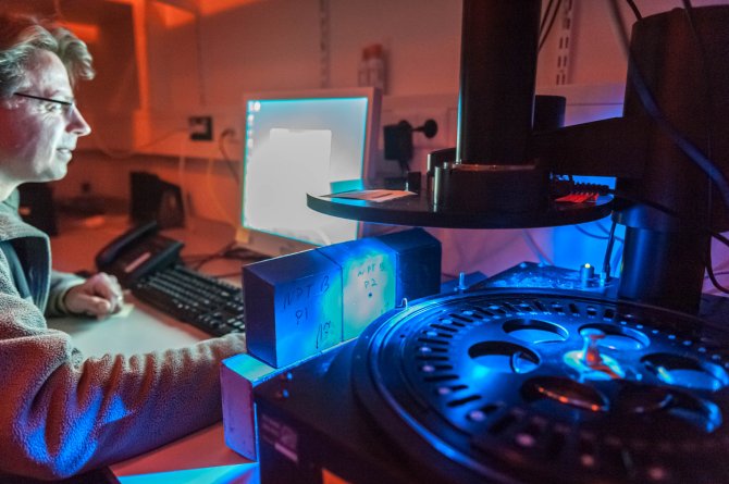 Prof. dr. Jakob Wallinga voert analyses uit in het luminescentielab (foto Guy Ackermans).