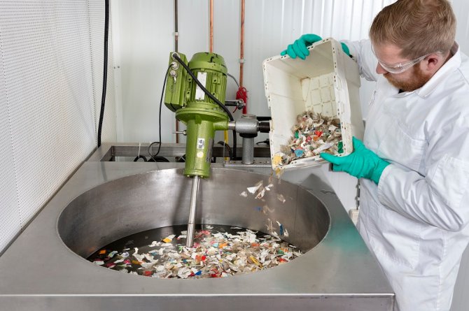 Reiniging van plastic vlokken in recycling lab Wageningen