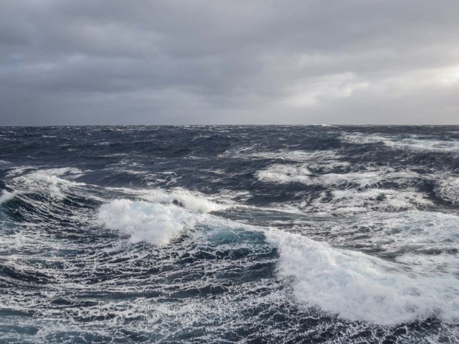 In de subantarctische wateren staat bijna altijd een flinke wind: de ‘roaring fourties’ and ‘filthy fifties’  zijn de in de zeevaart beruchte zuidelijke breedtegraden.