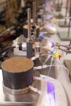 Bepaling van waterdoorlatendheids- karakteristiek in het bodemhydrofysisch laboratorium van WUR. Foto: Erik van den Elsen. 