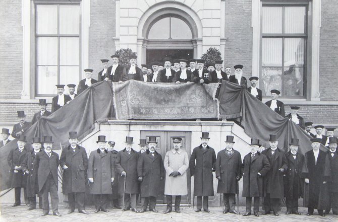 Opening Rijks Landbouw Hooge School , 9 maart 1918 - bordes gemeentehuis, ZKH Prins Hendrik vooraan in lichte jas