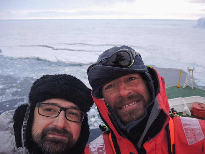 Bram kwam met een ludiek plan dat ieder “Shelfies” zou kunnen maken, d.w.z. selfies met de ijsshelf in de achtergrond. Anton en Bram hielden zich niet helemaal aan het plan, want het ijs op de achtergrond is een tafelijsberg, die ooit wel, maar nu niet meer, deel uitmaakte van het shelfijs.