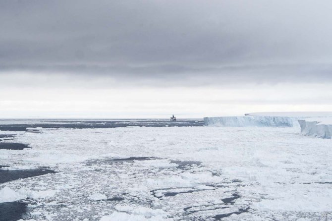 Polarstern, een klein stipje in het ijslandschap langs de ijsshelf (foto uit 2007)