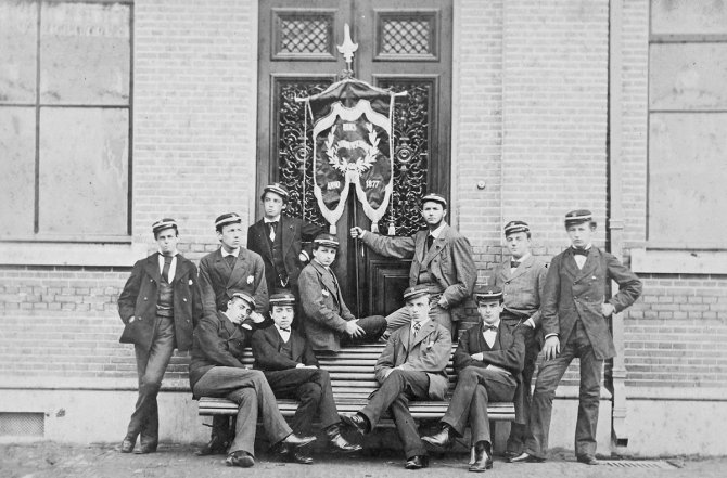 First students of the Agricultural University of Applied Science in 1879 at the main building