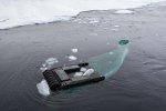 Het speciaal ontwikkelde SUIT ijsnet (Surface and Under Ice Trawl): een drijvend net waarmee een laagje aan de onderkant van het ijs afgeschraapt wordt.