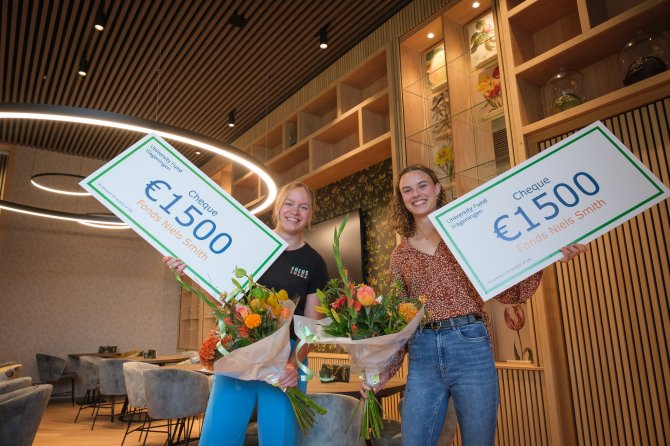Esma Staal (left) and Sofie Dokter with their awards from the Fund Niels Smith
