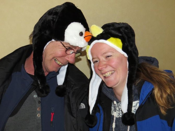 Michiel van Dorssen en Fokje Schaafsma bereiden zich voor op de komende pinguin ontmoetingen. 