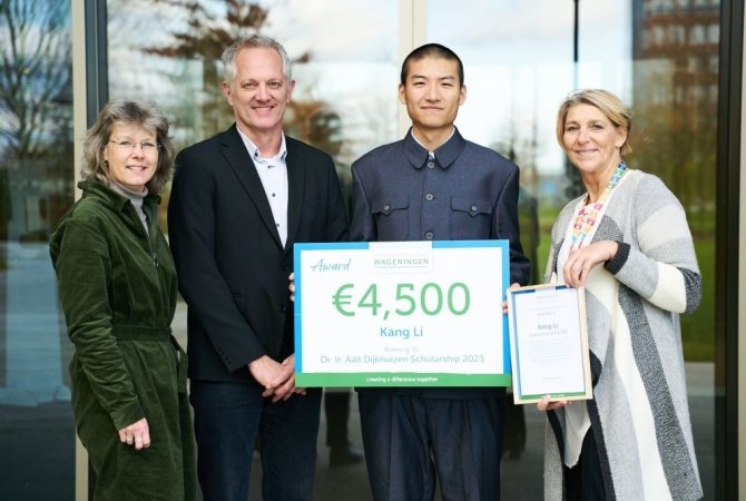 Kang Li staat met Wouter Hendriks, Lies Boelrijk en Anne Zaal, en zijn prijs van 4500 euro. Foto: Art van Grondelle.