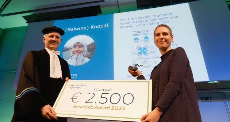 Winner Research Award 2023 Bel Koopal met prof. Wouter Hendriks en de cheque