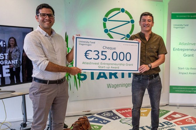 Oprichters Greencovery hebben de cheque van 35000 euro's in hun handen