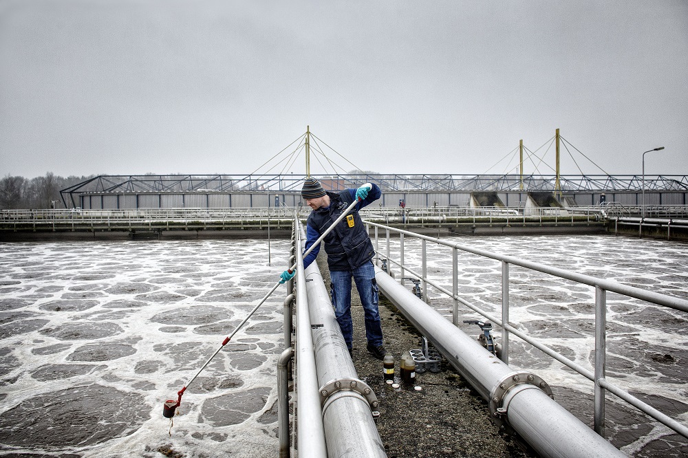 •	FOTO ANP / DOLPH CANTRIJN | Monsters van afvalwater bij de rioolwaterzuivering in Tilburg worden onderzocht op de hoeveelheid fosfaat, nitraat, ammonium en droge stof