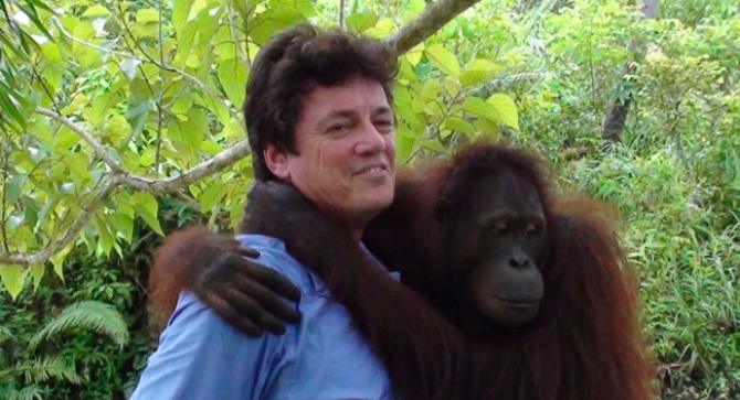 Willie Smits - hugging a orangutan in Masarang